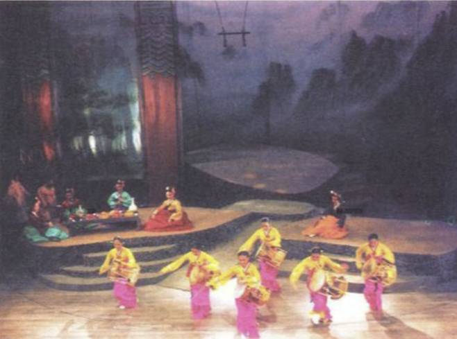 1996년 호주 시드니 오페라하우스에서 공연한 여성국극 '황진이' 무대. /조선DB