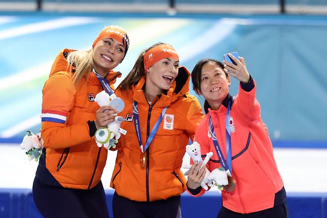 16일 밀라노 스피드 스케이팅 경기장에서 열린 밀라노-코르티나 2026 동계 올림픽 여자 스피드 스케이팅 500m 경기 시상식에서 선수들이 셀카를 찍고 있다. 왼쪽부터 은메달을 딴 네덜란드 유타 레이르담, 금메달 네덜란드 펨게 콕, 동메달 일본의 다카키 미호. /EPA 연합뉴스