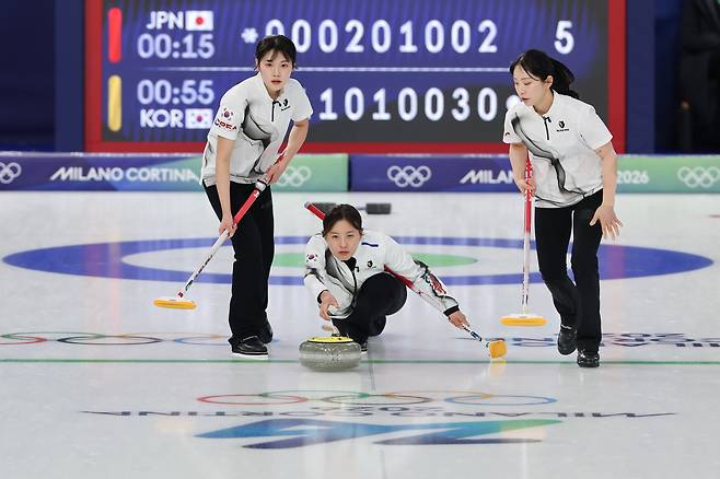 15일(현지시간) 이탈리아 코르티나담페초 컬링 올림픽 스타디움에서 열린 2026 밀라노ㆍ코르티나담페초 동계올림픽 컬링 여자 라운드로빈 한국과 일본의 경기에서 한국 스킵 김은지가 10엔드 마지막 스톤을 투구하고 있다. 결과는 한국 7-5 승리./연합뉴스