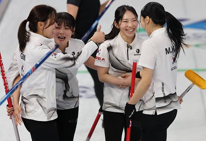 15일(현지시간) 이탈리아 코르티나담페초 컬링 올림픽 스타디움에서 열린 2026 밀라노ㆍ코르티나담페초 동계올림픽 컬링 여자 라운드로빈 한국과 일본의 경기에서 한국 대표팀이 이긴 뒤 기뻐하고 있다./연합뉴스