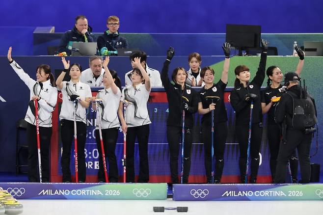 15일(현지시간) 2026 밀라노ㆍ코르티나 동계올림픽 컬링 여자 라운드로빈 한국과 일본의 경기에서 한국 대표팀 선수들이 경기시작 전 관중에 손을 흔들고 있다. /연합뉴스