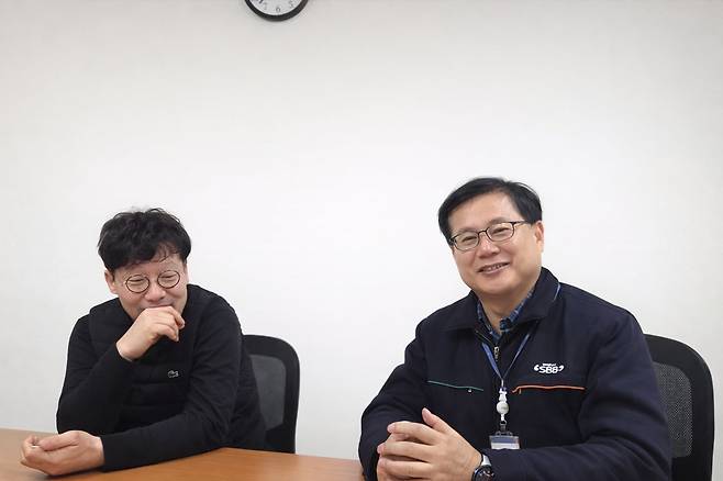에스비비테크의 류재완 대표(오른쪽)와 송진웅 대표가 지난달 19일 경기도 김포에 위치한 공장에서 조선비즈와 인터뷰를 하고 있다./정두용 기자