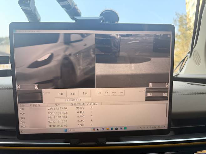 한국도로공사 차 내 조수석에 설치된 번호판 인식 프로그램으로 체납 자동차를 자동으로 식별한다. /이호준 기자