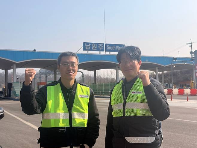 한국도로공사 강원본부 통행료관리부의 최원서(50)(왼쪽) 과장과 이주현(52) 차장. /이호준 기자