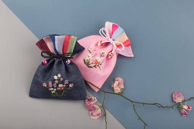 효율적으로 운용할 수 있는 적금 상품에 대한 학부모들의 관심이 높다.ⓒ 클립아트코리아