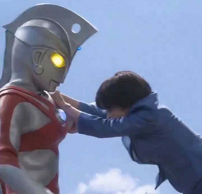 다카이치 사나에 일본 총리가 ‘울트라맨’과 싸우는 인공지능(AI) 합성 영상이 소셜네트워크서비스(SNS) 등에 확산했다. 엑스(X·옛 트위터) 캡처