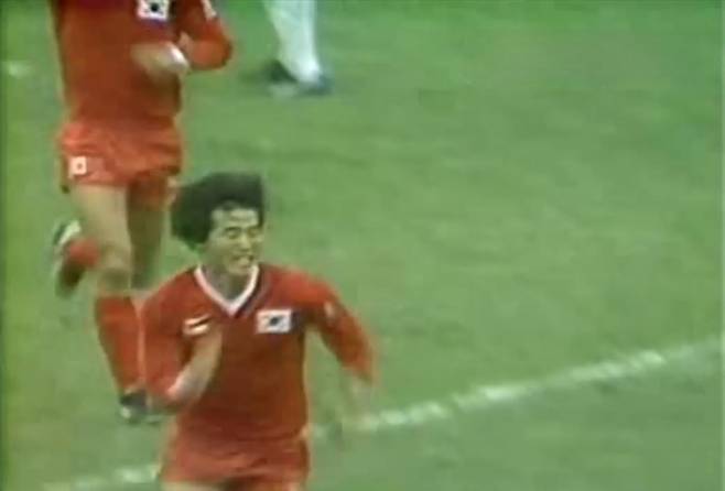 이태호와 최순호는 32년 만의 월드컵 진출을 사실상 결정 짓는 골을 합작하며 평생 우정의 끈을 잡았다. 최순호의 기막힌 패스에 이은 이태호의 절묘한 마무리. MBC 유튜브 캡처