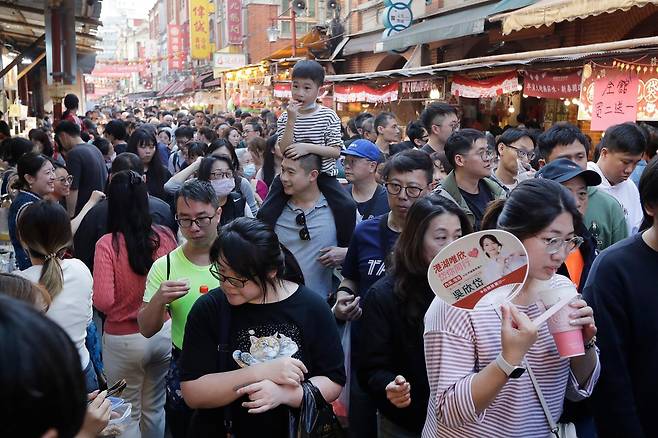 15일 대만 타이페이의 상업지구인 디후아 거리가 설맞이 고객들로 꽉 차 있네요.