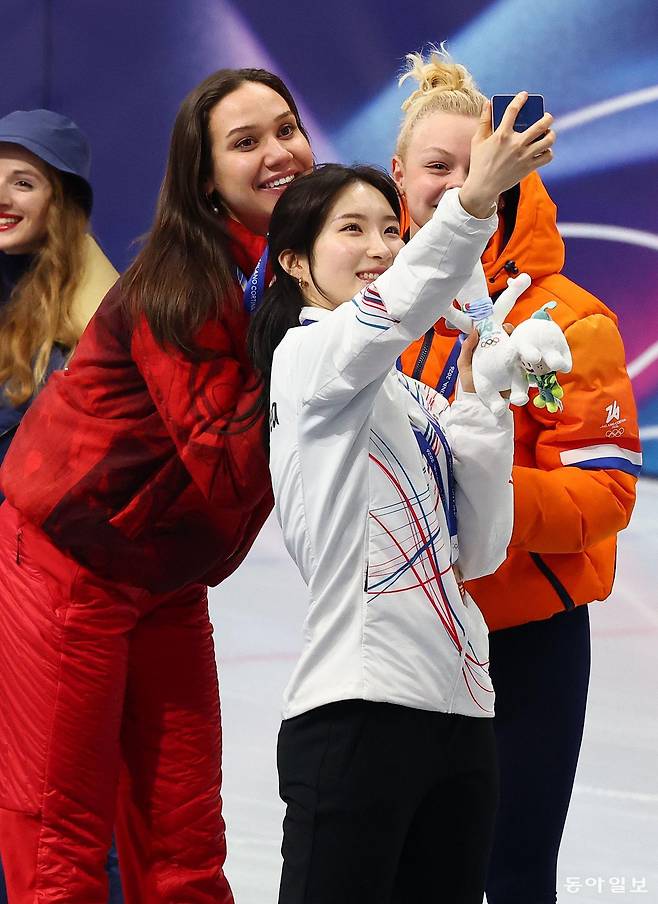 김길리(가운데)가 쇼트트랙 여자 1000m 동메달을 딴 뒤 금, 은메달리스트 잔드라 벨제부르(오른쪽), 코트니 사로와 삼성 갤럭시Z플립으로 ‘빅토리 셀카’를 찍고 있다. 밀라노=전영한 기자 scoopjyh@donga.com