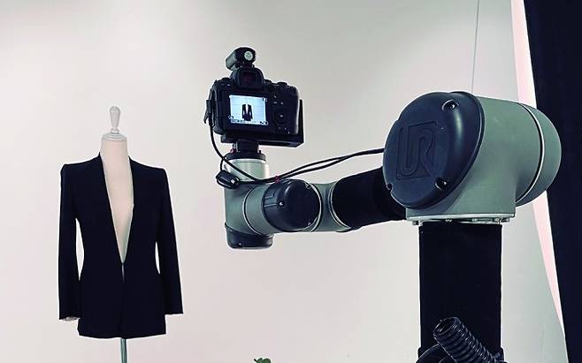 최적의 구도로 사진을 찍고 선별하는 GENCY PB. 스튜디오랩 제공&nbsp;