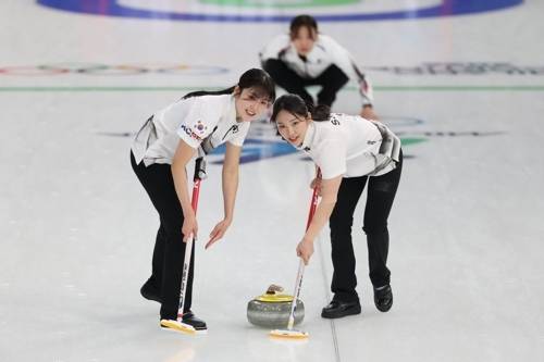 한국 컬링 대표님이 15일(현지시간) 이탈리아 코르티나담페초 컬링 올림픽 스타디움에서 열린 2026 밀라노·코르티나담페초 동계올림픽 컬링 여자 라운드로빈 한국과 일본의 경기에서 밝은 표정으로 스위핑하고 있다. 연합뉴스