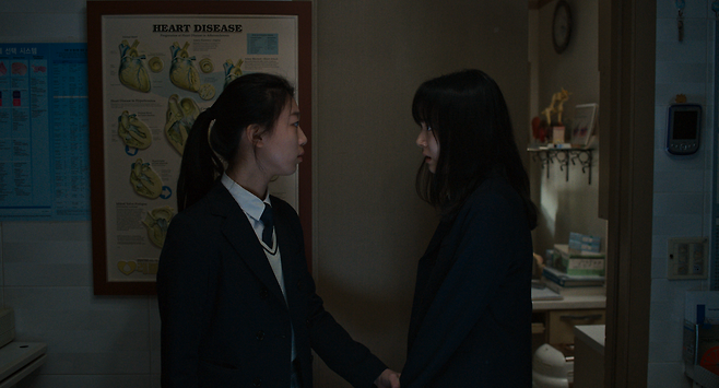 영화 내내 투닥거리며 서로를 밀어내던 윤지와 경선이, 처음으로 감정을 정면으로 맞부딪히는 장면이다. 그 순간을 기점으로 두 사람의 관계는 이전과 달리 각자의 방식으로 상대를 바라보고 스스로 돌아보게 된다.