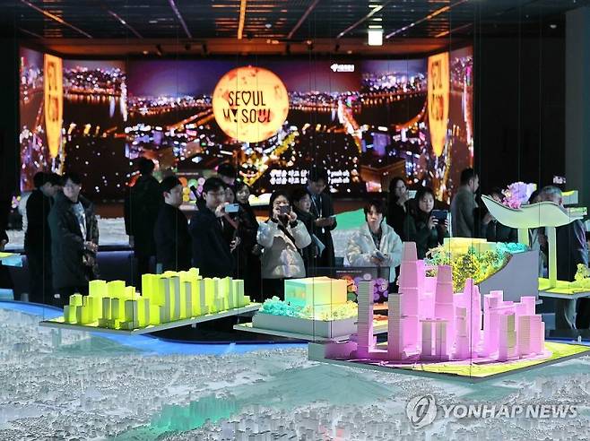 서울시청 지하에 개관한 서울갤러리의 전시모습. 연합뉴스