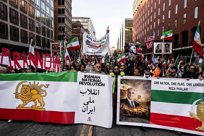 이란계 미국인들이 14일(현지시간) 미국 워싱턴DC 시내에서 이란 시민들을 지지하는 가두 행진을 버리고 있다.AFP연합뉴스