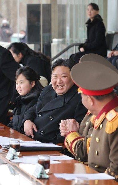 김정은 북한 국무위원장이 지난 2023년 2월 18일 딸 김주애와 여동생인 김여정 노동당 부부장과 함께 광명성절 기념 체육대회를 관람하고 있다. 김 부부장이 뒤편에 떨어져 앉아 있다. 노동신문 갈무리/연합뉴스