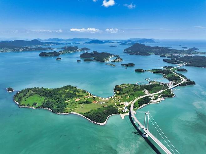 전남도가 '2026 전남 섬 방문의 해'를 맞아 '잠시 들르는 섬'에서 '머물고 다시 찾는 섬'으로의 인식 전환을 위해 걷기·체험·숙박·먹거리를 하나의 흐름으로 엮어 체류형 관광시대를 활짝 연다. 사진은 여수 백리섬섬길 전경. 전남도 제공