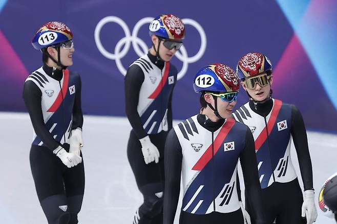 쇼트트랙 임종언, 신동민, 이준서, 이정민이 16일(현지시간) 이탈리아 밀라노 아이스스케이팅 아레나에서 열린 2026 밀라노·코르티나담페초 동계올림픽 쇼트트랙 남자 5000m 계주 준결승에서 결승을 확정지은 뒤 기뻐하고 있다.뉴스1