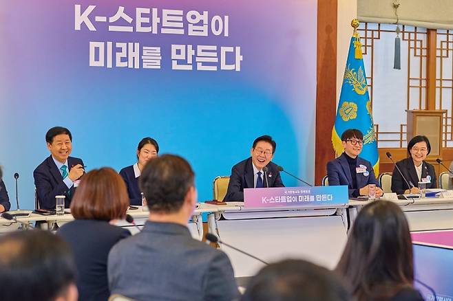 이재명 대통령은 1월 30일 청와대에서 열린 국가창업시대 전략회의 'K-스타트업이 미래를 만든다'에서 'K자형 성장'에 대한 깊은 우려를 나타내며 "창업에서 돌파구를 찾아야 한다. 이제 창업 사회로 가야 한다"고 말했다. 사진 뉴시스