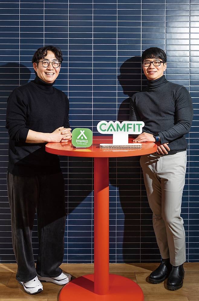 '2025 관광벤처의 날' 시상식에서 성장관광벤처 부문 장관상을 받은 김동수·윤우진(왼쪽) 넥스트에디션 대표. 종합 아웃도어 플랫폼 '캠핏'을 통해 캠핑·글램핑·펜션 예약부터 동호회, 상거래까지 아우르는 통합 서비스를 제공하고 있다. 사진 C영상미디어