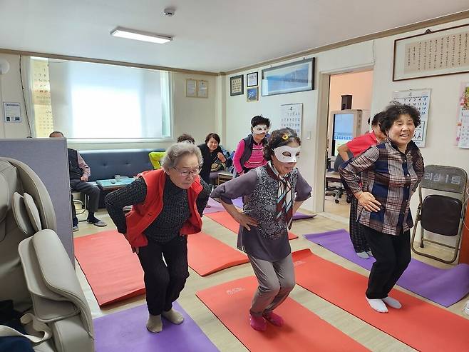 대전 유성구 외삼1통경로당에서 어르신들이 실시간 화상 시스템으로 제공되는 건강체조를 따라 하고 있다. 유성구노인복지관 제공