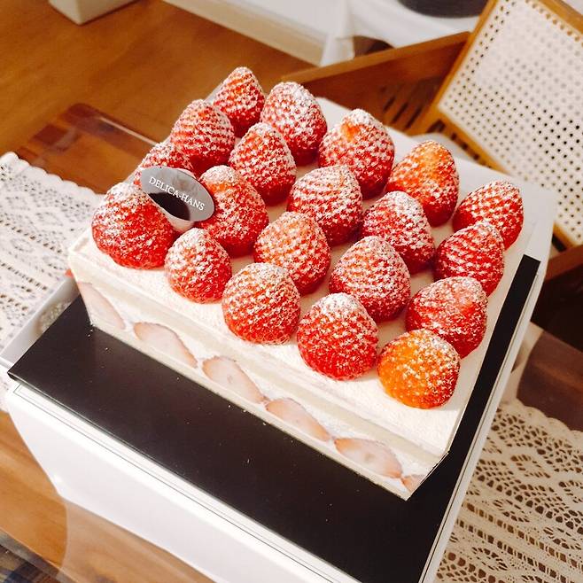 롯데호텔서울 델리카한스. 3년 전 크리스마스에 먹었는데, 지금은 가격이 너무 비싸져서 엄두가 잘 안 난다.