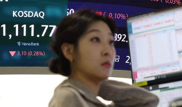 12일 서울 중구 하나은행 딜링룸 현황판에 코스닥 지수 등이 표시되고 있다. 연합뉴스
