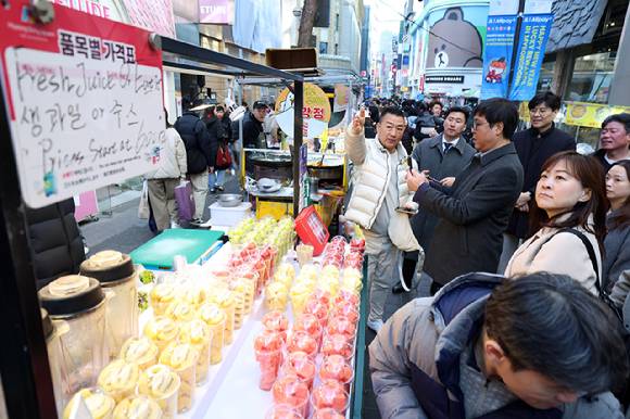 최휘영 문화체육관광부 장관이 명동 일대를 점검하고 있다. [사진=문화체육관광부]