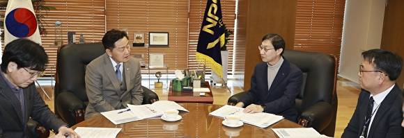 김관영 도지사가 김성주 국민연금 이사장과 면담에서 금융특화도시 실현 문제를 논의하고 있다. [사진=전북자치도 ]