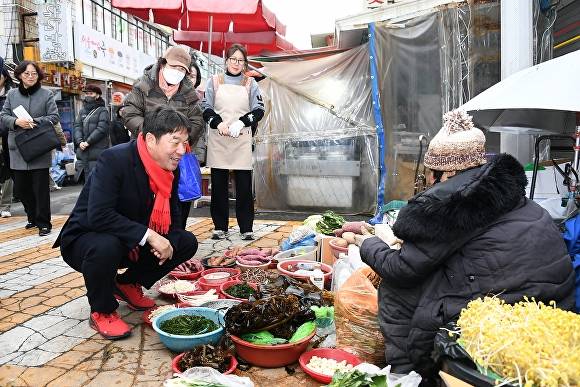 장준용 부산광역시 동래구청장이 전통시장을 방문해 상인들과 소통하고 있다. [사진=부산광역시 동래구]