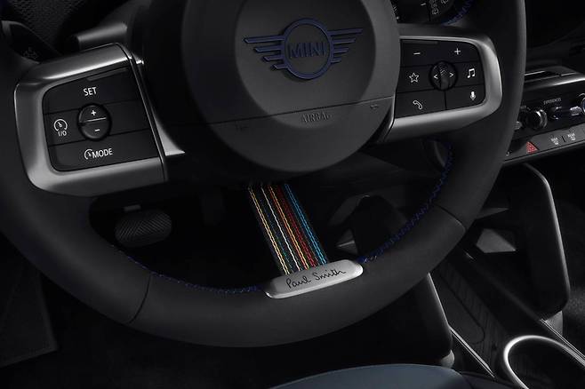 디 올-일렉트릭 MINI 쿠퍼 SE 폴 스미스 에디션 스티어링 휠 / 출처=MINI 코리아