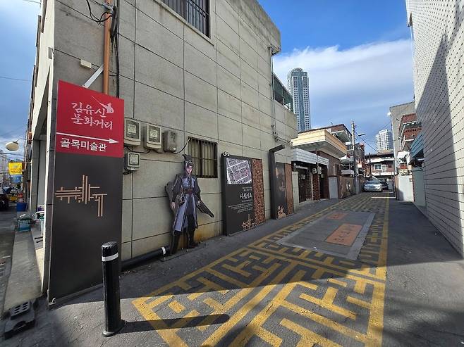 울산 남구 도심에는 신라의 명장 김유신 장군의 이름을 딴 문화거리가 조성돼 있다. 김 장군의 활동 무대가 울산이 아니, 경북 경주 일대였다는 점에서 눈길을 끄는 대목이다. 김윤호 기자