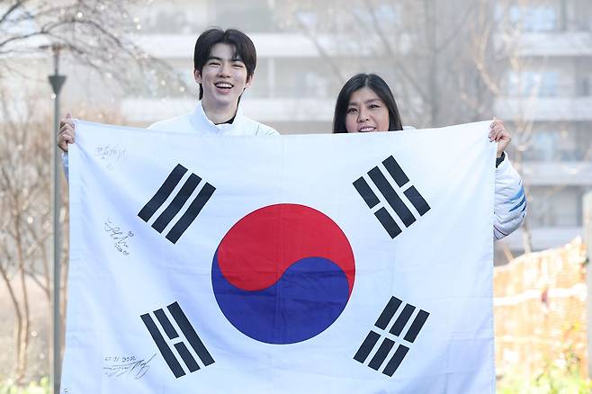 피겨 차준환(왼쪽)과 지현정 코치가 15일(현지시간) 이탈리아 밀라노 올림픽 선수촌 인근에서 중앙일보와 인터뷰 하고 있다. 김종호 기자 20260215