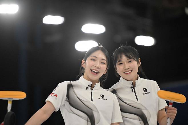 여자컬링 국가대표 김수지(왼쪽)와 설예은. AFP=연합뉴스