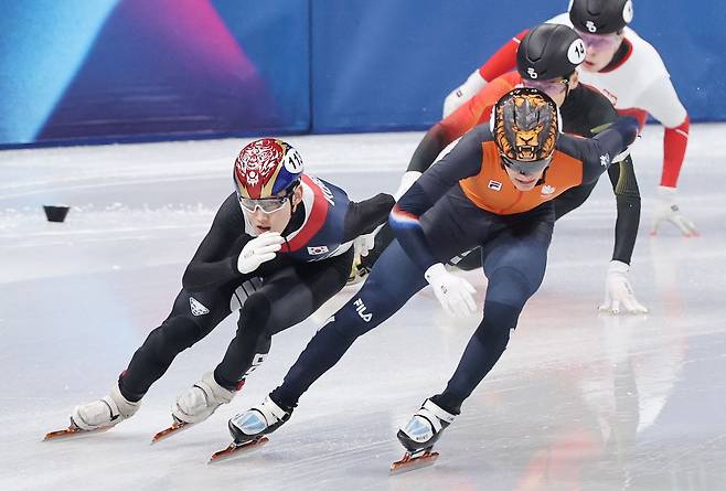 결승 향해 질주하는 임종언 (밀라노=연합뉴스) 서대연 기자 = 12일(현지시간) 이탈리아 밀라노 아이스스케이팅 아레나에서 열린 2026 밀라노ㆍ코르티나담페초 동계올림픽 쇼트트랙 남자 1,000m 준결승에 출전한 임종언이 질주하고 있다. 2026.2.13 dwise@yna.co.kr (끝) 〈저작권자(c) 연합뉴스, 무단 전재-재배포, AI 학습 및 활용 금지〉