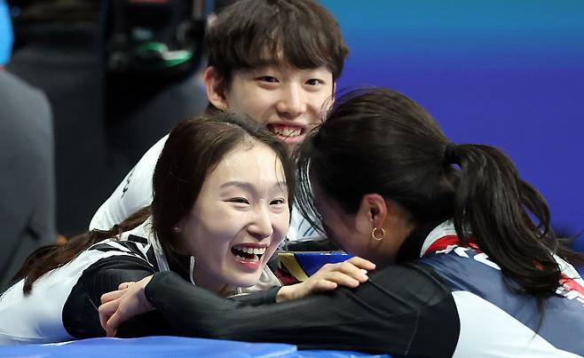 쇼트트랙 최민정과 임종언이 16일(현지시간) 이탈리아 밀라노 아이스스케이팅 아레나에서 열린 2026 밀라노·코르티나담페초 동계올림픽 쇼트트랙 여자 1000m 결승에서 동메달을 획득한 김길리를 축하해주고 있다. 뉴스1