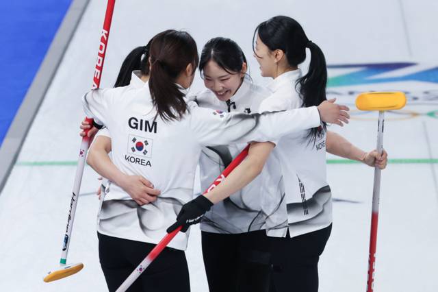 ▲ 15일(현지시간) 이탈리아 코르티나담페초 컬링 올림픽 스타디움에서 열린 2026 밀라노ㆍ코르티나담페초 동계올림픽 컬링 여자 라운드로빈 한국과 일본의 경기에서 한국 대표팀이 7대5로 이긴 뒤 기뻐하고 있다. 연합뉴스