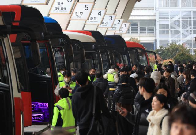 ▲ 설 명절 연휴 첫날인 14일 서울 서초구 강남고속버스터미널 승강장이 버스 이용객으로 붐비고 있다. 연합뉴스