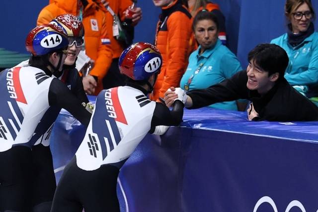 ▲ 한국 쇼트트랙 국가대표팀 황대헌(오른쪽)이 16일(한국 시간) 오후 이탈리아 밀라노 아이스 스케이팅 아레나에서 열린 2026 밀라노-코르티나담페초 동계 올림픽 쇼트트랙 남자 계주 준결승 2조에서 1위를 차지한 동료들과 기쁨을 나누고 있다. 연합뉴스