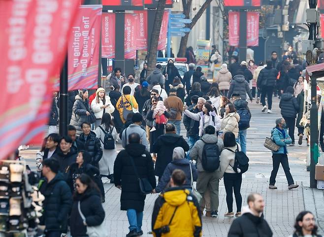서울 중구 명동거리가 관광객들로 북적이고 있다. 사진=뉴스1