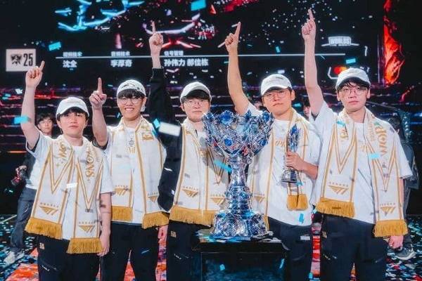 2025 LoL 월드 챔피언십에서 우승하면서 사상 최초 3연속 우승을 차지한 T1 / 라이엇게임즈 제공