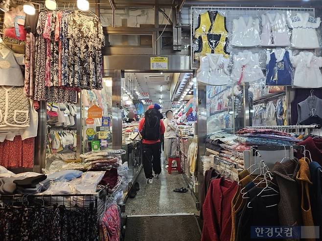지난 11일 오후 서울 종로구 예지동 광장시장 내 한복거리. /사진=박수빈 기자