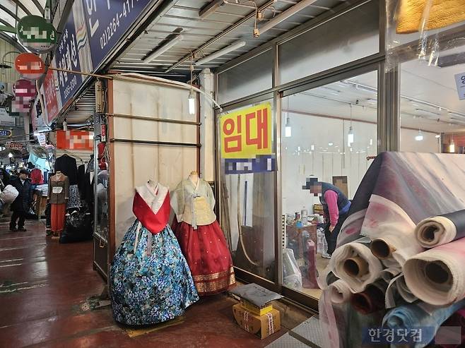 지난 11일 오후 서울 종로구 예지동 광장시장 내 한복거리에 위치한 어른 전문 한복점에 임대표시가 붙어있다. /사진=박수빈 기자