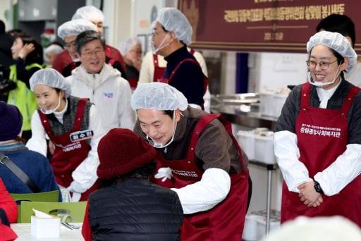 장동혁 국민의힘 대표와 약자와의동행위원회 위원들이 13일 오전 서울 중구 중림종합사회복지관에서 설맞이 배식 봉사활동을 하고 있다.(뉴스1)