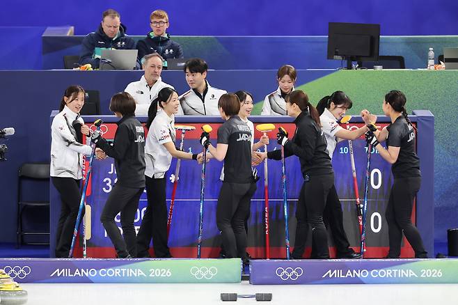 15일(현지시간) 이탈리아 코르티나담페초 컬링 올림픽 스타디움에서 열린 2026 밀라노ㆍ코르티나담페초 동계올림픽 컬링 여자 라운드로빈 한국과 일본의 경기에서 한국 대표팀 선수들이 경기시작 전 일본 선수들과 악수하고 있다. 연합뉴스