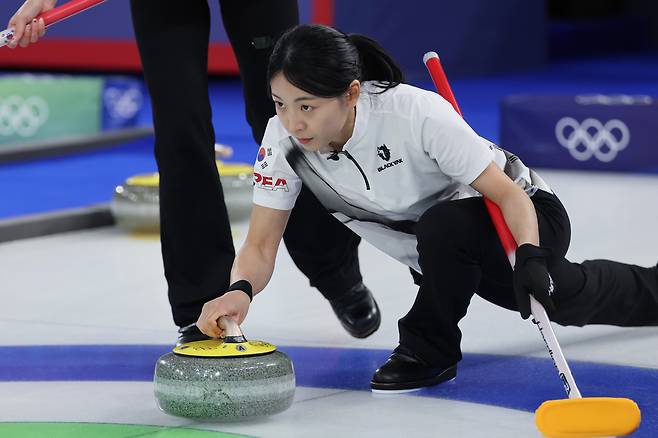 15일(현지시간) 이탈리아 코르티나담페초 컬링 올림픽 스타디움에서 열린 2026 밀라노ㆍ코르티나담페초 동계올림픽 컬링 여자 라운드로빈 한국과 일본의 경기에서 한국 김민지가 투구하고 있다. 연합뉴스