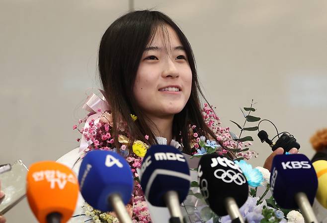 2026 밀라노·코르티나담페초 동계올림픽 스노보드 여자 하프파이프에서 금메달을 획득한 최가온이 16일 인천국제공항 2터미널을 통해 귀국 후 취재진과 인터뷰를 하고 있다. 연합뉴스