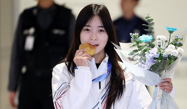 &nbsp;2026 밀라노·코르티나 동계올림픽 스노보드 여자 하프파이프에서 금메달을 획득한 최가온이 16일 인천국제공항 2터미널을 통해 귀국하며 포즈를 취하고 있다. 연합뉴스