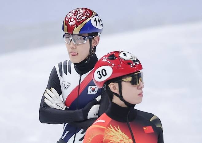 임종언이 16일(현지시간) 이탈리아 밀라노 아이스스케이팅 아레나에서 열린 2026 밀라노·코르티나담페초 동계올림픽 쇼트트랙 남자 500m 예선에 앞서 몸을 풀고 있다. 오른쪽은 중국으로 귀화한 린샤오쥔(한국명 임효준). [뉴스1]