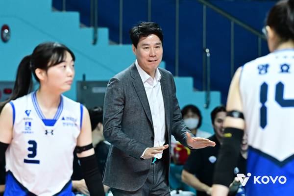 강성형 현대건설 감독은 4세트 후반 외인 아포짓을 제외하는 모험수를 뒀다. 사진 제공= KOVO