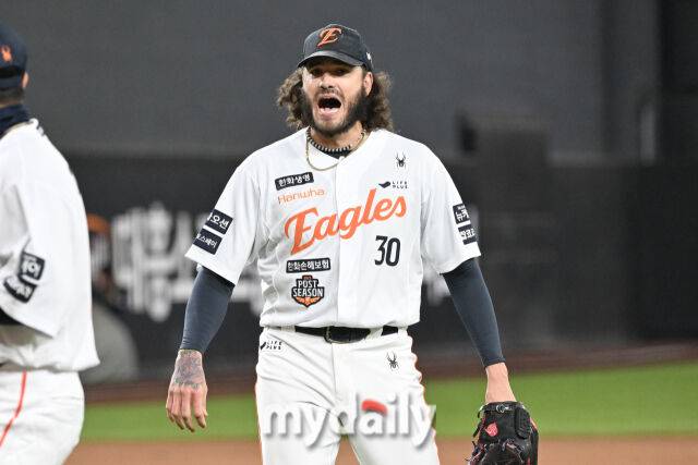 29일 대전 한화생명 볼파크 야구장에서 열린 '2025 신한 SOL 뱅크 KBO 한국시리즈 3차전' LG 트윈스와 한화 이글스 경기.한화 선발 폰세가 2회초 2사 1루 LG 박동원을 삼진으로 잡은 후 미소를 짓고 있다./마이데일리